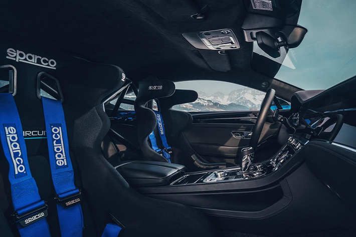 Phần mái xe cũng có trang bị thêm một bộ giá đỡ với một cặp ván trượt tuyết Bomber for Bentley Centenary Edition. Các trang bị an toàn được tích hợp trong bao gồm một khung chống lật phía sau, hệ thống nén lửa, ghế xe đua, và dây đai an toàn. Người cầm lái Ice Race Continental GT sẽ là Nhà vô địch Junior World Rally Catie Munnings, người sẽ là nữ tay đua đầu tiên của thời hiện đại được đua cho Bentley Motorsport.