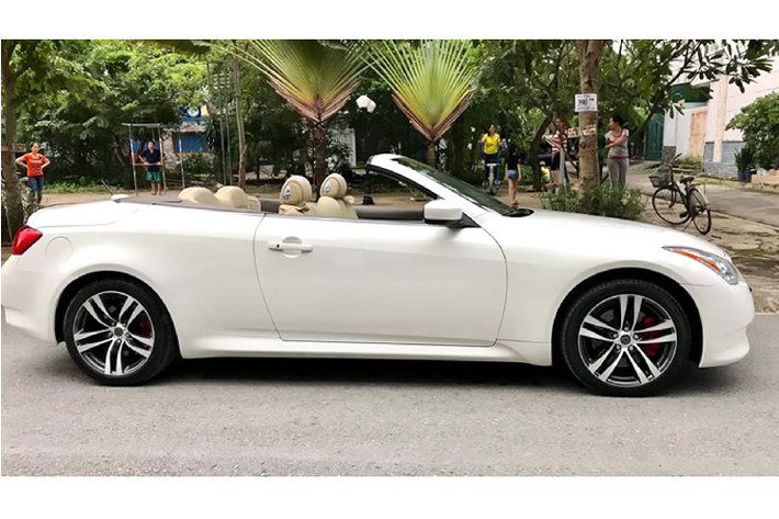 Chiếc xe Infiniti G37 đời 2008 này được định vị là xe sang, tại thời điểm nó được ra mắt cách đây hơn 10 năm. G37 Convertible là đối thủ cạnh tranh trực tiếp với “người đồng hương” Lexus IS350 C, Audi A5 hay BMW 3-Series convertible. Hiên giá xe Infiniti G37 Convertible trong bài viết này được chủ nhân “thách cưới” 835 triệu đồng.