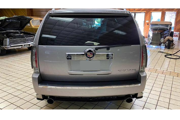 Chỉ có một vấn đề lớn ở chiếc Escalade này là người mua tại Mỹ không thể lái nó trên đường công cộng như những chiếc Escalade thông thường.