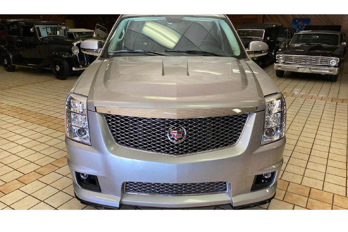Chiếc xe sang Cadillac Escalade đời 2007 đặc biệt này là một sản phẩm mà GM từng chế tạo để mang đến triển lãm SEMA Show – một sự kiện triển lãm ô tô hàng đầu trên thế giới thu hút nhiều mẫu xe độ hiệu suất cao.