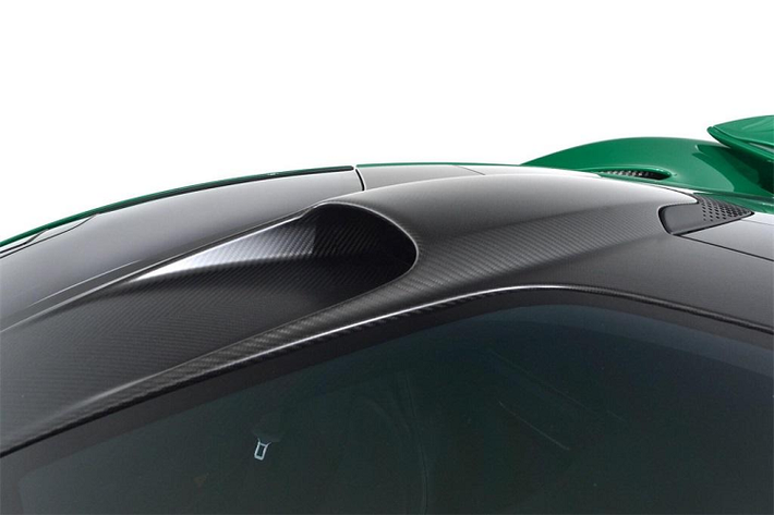 Cho dù đã được ra mắt cách đây khoảng 7 năm nhưng với thiết kế hiện đại, McLaren P1 trông không hề bị cũ khi “đặt cạnh” những mẫu siêu xe mới. Xe sử dụng bộ khung monocoque thế hệ đầu tiên của Mclaren, chỉ nặng vỏn vẹn 90 kg, cân nặng khô của P1 cũng khá nhẹ, chỉ ở mức 1.395 kg.