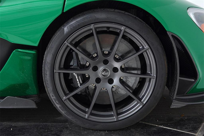 Chiếc xe được phối với các chi tiết bằng carbon phủ mờ dạng satin thay vì carbon bóng trên nhiều chiếc P1 khác. Phần carbon mờ còn được trang bị cho một số chi tiết trong nội thất. Thay vì những khoang nội thất được bọc da lộn Alcantara, khoang nội thất của chiếc xe này được bọc da đen phối cùng các chi tiết carbon mờ.