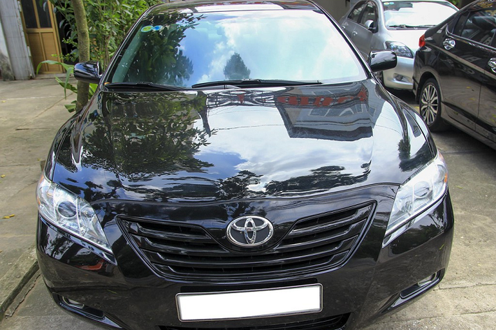 Cùng đời 2007-2009, Honda Accord và Nissan Teana hay Mazda 6 có giá bán thấp hơn Toyota Camry. Với tầm tiền 500-700 triệu đồng, người dùng có thể chọn xe đời mới ở các phân khúc khác nhau như Ford Fiesta, EcoSport; Mazda 3; Honda City, Jazz; Hyundai Accent, Elantra, Kona; Toyota Vios, Yaris.