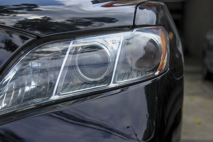 Camry LE 2008 có chiều dài 4.800 mm, bề ngang 1.821 mm, chiều dài cơ sở 2.776 mm. Xe sử dụng đèn pha halogen kết hợp với thấu kính.