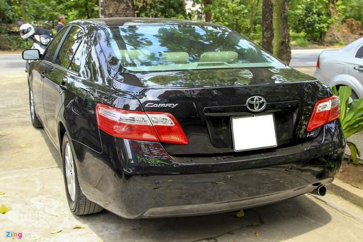 Chiếc xe trong bài là Camry phiên bản LE nhập khẩu nguyên chiếc từ Mỹ. Xe đã đi gần 80.000 km, được định giá khoảng 500-550 triệu. Cùng nguồn gốc nhập khẩu nhưng các phiên bản Camry cao cấp như XLE, SE (động cơ 2.4L) có giá hơn 600 triệu đồng. Riêng các phiên bản sử dụng động cơ 3.5L giá bán còn cao hơn.