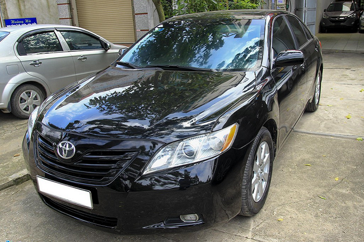 Xuất hiện ở Việt Nam vào giai đoạn 2007-2008 dưới dạng xe lướt (cùng thời điểm với Camry lắp ráp trong nước), Toyota Camry nhập Mỹ được nhiều người dùng ưa chuộng. Tại Mỹ, Camry 2008 có 7 phiên bản, gồm L, LE, XLE, XLE V6, SE, XSE và cao cấp nhất là Hybrid SE. Dù trang bị chỉ nhỉnh hơn bản L tiêu chuẩn và sơ sài so với các phiên bản cao cấp hơn nhưng Camry LE lại được nhiều người mua đại trà bởi mác "nhập khẩu".