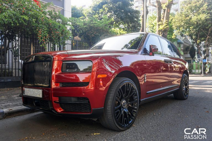 SUV siêu sang Rolls-Royce Cullinan, mẫu xe mới nhất của thương hiệu xe siêu sang Anh Quốc có mặt tại Sài Gòn với số lượng ít ỏi. Nhưng đặc biệt nhất là sự xuất hiện của chiếc Cullinan màu đỏ Magma độc nhất Việt Nam.
