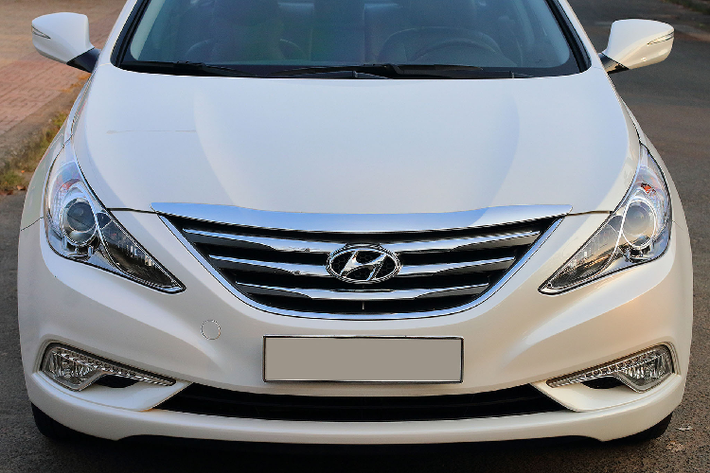 Bên cạnh thiết kế, Sonata facelift còn hấp dẫn khách hàng ở options “đồ chơi”, xe được trang bị nội thất bọc da, ghế tài và ghế phụ chỉnh điện, đặc biệt ghế tài chỉnh điện 10 hướng + nhớ 2 vị trí ghế như xe sang, hệ thống giải trí gồm màn hình LCD 4.3” nhỏ cảm ứng tích hợp camera lùi, hỗ trợ kết nối bluetooth, USB, AUX Line in, đầu CD, đề nổ Start/Stop, 08 loa kèm Ampli rời,...