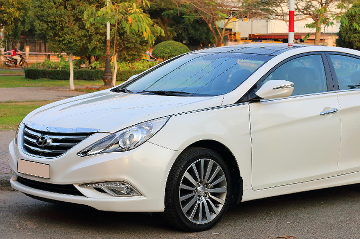 Ngoại thất Sonata facelift 2013 được trang bị đèn pha xenon HID + LED chiếu sáng ban ngày, cụm đèn hậu loại full-LED, đèn & gạt mưa tự động. Phiên bản nâng cấp facelift của Sonata thế hệ thứ 6 có một số khác biệt so với đời đầu như cụm lưới tản nhiệt với nan chrome thiết kế mỏng hơn, mâm mới và logo “Sonata” phía trên cửa cốp nằm bên trái thay vì bên phải như trước đó.