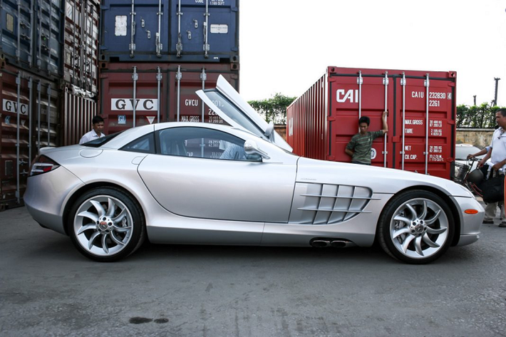 Khoang nội thất trên xe được phối màu tinh tế, mang đậm dấu ấn sang trọng từ Mercedes-Benz. Ghế ngồi trên xe được bọc da cao cấp, đồng màu với bảng táp-lô và bệ tì tay, ghế ngồi thể thao trên xe có phần khung cấu tạo từ sợi carbon siêu nhẹ.