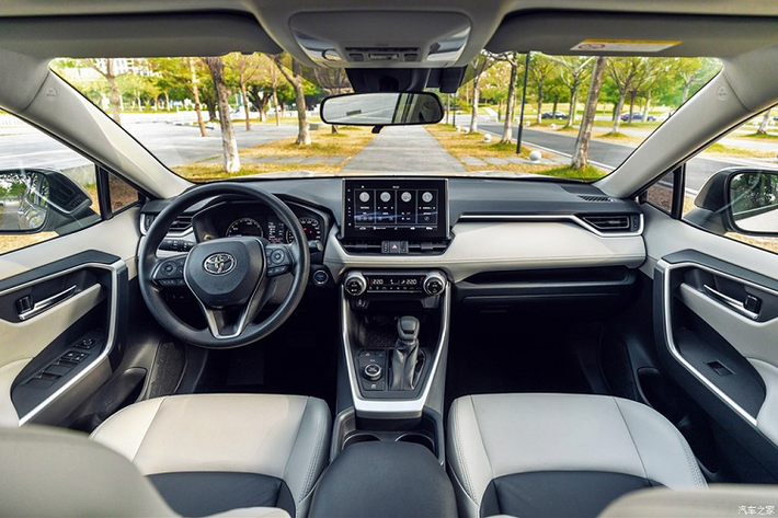 Không chỉ ngắn hơn, Toyota Wildlander 2020 còn sở hữu thiết kế đầu xe và đuôi xe khác biệt so với RAV4. Theo đó, Toyota Wildlander 2020 được trang bị cụm đèn pha hẹp hơn và dài hơn. Bên dưới cụm đèn pha là lưới tản nhiệt khá lớn, có thiết kế gợi liên tưởng đến xe Lexus.