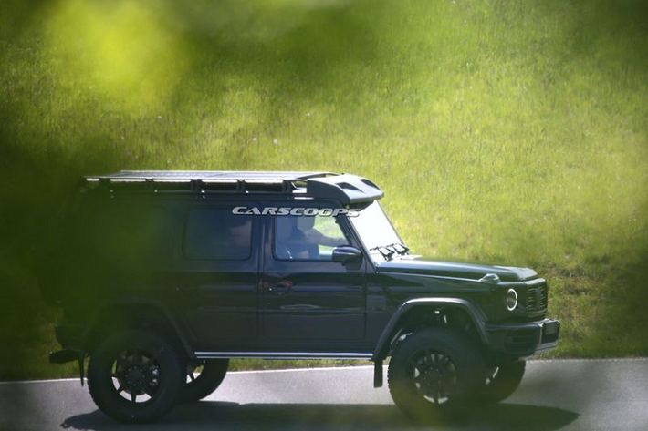 G-Class 4 × 4² sẽ có nhiều điểm khác với Mercedes-Benz G-Class 2020 thông thường, bao gồm vòm bánh xe cực rộng, bậc cửa mới, cản trước và sau cũng mới - với phần mở rộng bằng thép ở phía sau. Chưa rõ liệu hãng xe Đức sẽ tiếp tục gắn huy hiệu cho chiếc xe off-road là G500 4×4² ở châu Âu và G550 4×4² ở Bắc Mỹ, hay chuyển sang Mercedes-AMG G63 4×4².