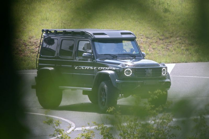 Trên nguyên mẫu này, hãng xe Mercedes cũng đang thử nghiệm các phụ kiện như giá nóc lớn với hai thanh đèn LED tích hợp ở phía trước, bánh xe dự phòng phía sau và nhiều chi tiết khác nữa.