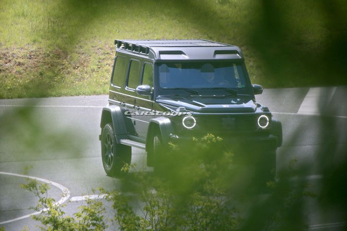 Dù chỉ chụp được từ khoảng cách xa, chúng ta vẫn có thể nhận ra đó là một chiếc Mercedes-Benz GG-Class 4×4² mới vì nguyên mẫu không ngụy trang có các trục cổng và bánh xe lớn, cung cấp một bề ngang lớn. Ngoài ra, chiếc xe trông cũng rất giống với người tiền nhiệm, ngoại trừ việc nó có đèn pha và đèn hậu LED hoàn toàn mới, nội thất cũng được thiết kế lại.