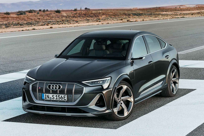 Phiên bản E-tron S còn trang bị hệ thống treo khí nén thích ứng, có khả năng nâng hạ thân xe ở mức 76mm. E-tron S 2021 trang bị tiêu chuẩn mâm xe 21 inch hoặc mâm 22 inch tùy chọn. Tùy chọn khác bao gồm sơn màu cam kèm logo e-tron. Những thay đổi khác so với những phiên bản SUV e-tron thông thường bao gồm thân xe rộng hơn 50 mm (2 in) với vòm bánh xe rộng hơn, cản trước mạnh mẽ hơn với viền bạc, lưới tản nhiệt Singleframe độc đáo với huy hiệu S, bộ khuếch tán phía sau lớn, ốp gương nhôm thương hiệu, và đèn pha Digital Matrix LED tùy chọn.