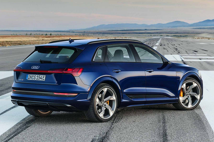 Theo Audi, momen xoắn cực đại này chỉ đạt được khi xe ở trạng thái tăng tốc trong 8 giây. Ngoài ra, chiếc SUV Audi chạy điện có khả năng tăng tốc từ 0-100km/h trong 4,5 giây trước khi chạm ngưỡng 209km/h. Bộ 3 động cơ điện được cung cấp năng lượng nhờ một pin điện áp cao, có tổng công suất 95 kWh, trong đó có thể sử dụng 91% (86 kWh).