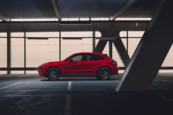 Động cơ V6 tăng áp kép, dung tích 2,9 lít trên Porsche Macan GTS mới sản sinh công suất 280 KW (380 mã lực) – tăng thêm 15 KW (20 mã lực) so với phiên bản tiền nhiệm. Kết hợp với hộp số ly hợp kép PDK mới được tinh chỉnh tương xứng cùng gói tùy chọn Sport Chrono, Macan GTS có thể tăng tốc từ 0 lên 100 km/giờ trong 4,7 giây, nhanh hơn ba phần mười giây so với trước đây. Macan GTS đạt tốc độ tối đa lên đến 261km/giờ.