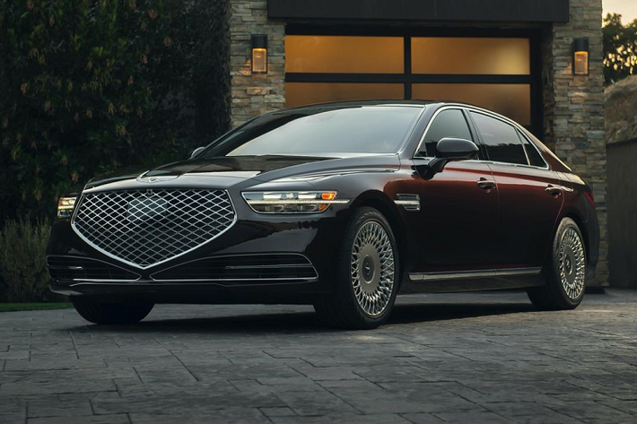 Genesis G70 3.3T và Genesis G80 Sport cho công suất 365 mã lực và 509 Nm mô men xoắn. Phiên bản này sử dụng hệ dẫn động cầu sau nhưng với nếu chi thêm 2.500 USD (58 triệu đồng), khách hàng sẽ nhận được tùy chọn hệ dẫn động 4 bánh.