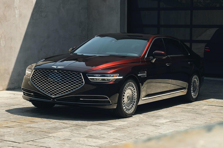 Genesis G90 có giá dễ chịu hơn nhiều so với các đối thủ Audi A8, BMW 7-Series và Mercedes-Benz S-Class có giá khởi điểm lần lượt là 86.195USD (tương đương khoảng 2 tỷ đồng), 87.445 USD (khoảng 2,023 tỷ đồng) và 95.245 USD (khoảng 2,2 tỷ đồng).