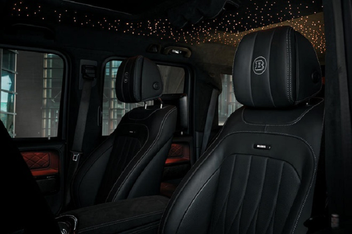 Vô lăng dùng sợi carbon, khu trung tâm bọc vải Alcantara cao cấp kết hợp với ghế da, thêu logo Brabus vào tựa đầu, Brabus 700 Widestar toát lên vẻ sang trọng, ấn tượng.