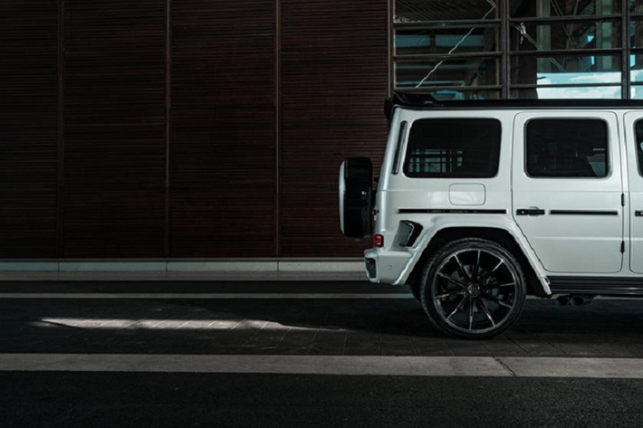 Cùng nhãn nhiệu Brabus cỡ lớn gắn trên lưới tản nhiệt, các chi tiết carbon đồ sộ trên nắp capô Brabus 700 Widestar hàng khủng này là điểm nhấn không thể bỏ qua.