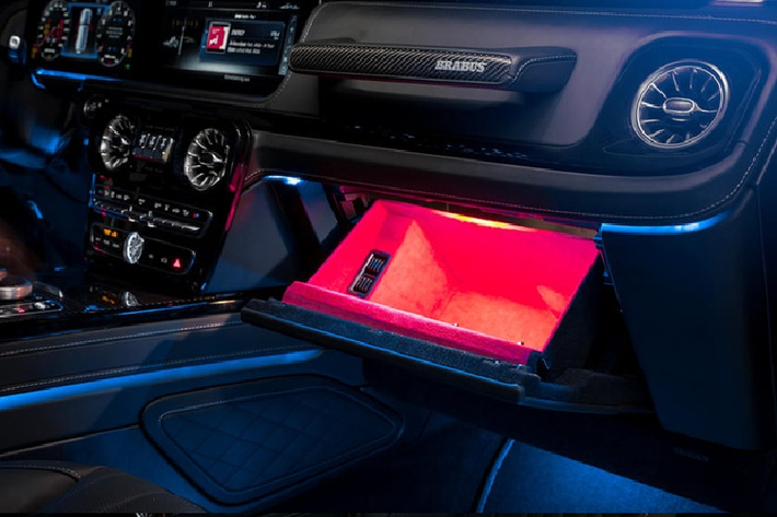 Màn hình thông tin giải trí của Mercedes và cụm đồng hồ số giữ nguyên không đổi.