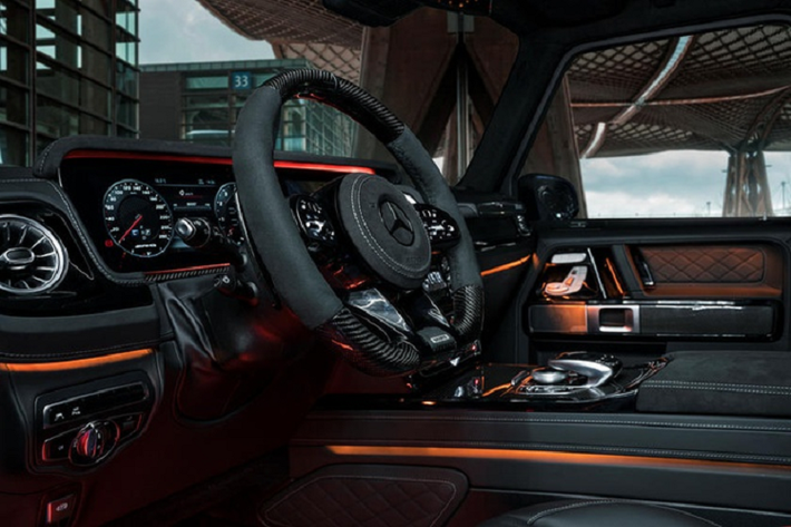 Nội thất bản độ Brabus 700 Widestar sang không kém Rolls-Royce với trần xe bầu trời sao. Kết hợp cùng hệ thống đèn trên bảng điều khiển và ốp cửa, cabin 700 Widestar trông không khác gì hộp đêm.