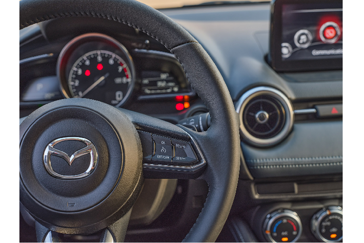 Mazda 2 được bổ sung các tiện ích như màn hình hiển thị thông tin (HUD) trên kính chắn gió (chỉ có trên phiên bản Premium), màn hình cảm ứng trung tâm kết nối Apple CarPlay/Android Auto, gương tự động chống chói. Nội thất Mazda2 mới có tổng cộng 03 tùy chọn màu sắc: Xám xanh, Nâu và Đen.