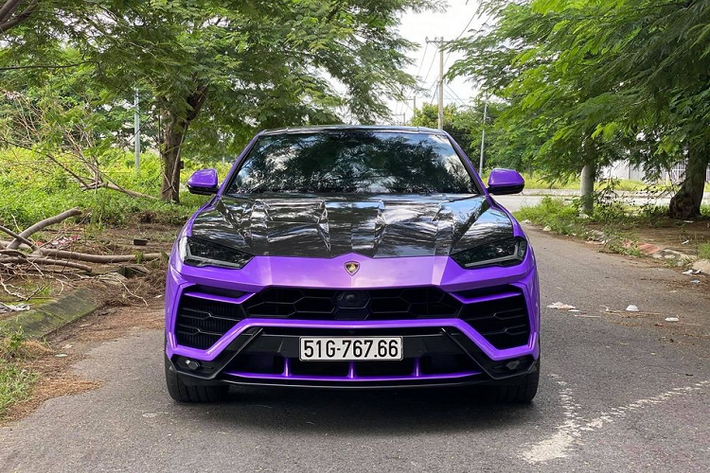 Trong số hơn 10 chiếc siêu SUV Lamborghini Urus được mang về Việt Nam chỉ có đúng một chiếc thuộc diện đã qua sử dụng nhưng nhanh chóng tìm thấy người chủ thứ hai tại dải đất hình chữ S này. Chiếc Lamborghini Urus này vốn rất nổi tiếng không chỉ vì chủ nhân đầu tiên của đại gia siêu xe Minh Nhựa mà còn là chiếc Lamborghini Urus đầu tiên về Việt Nam được các chủ nhân chịu khó thay áo nhiều nhất.