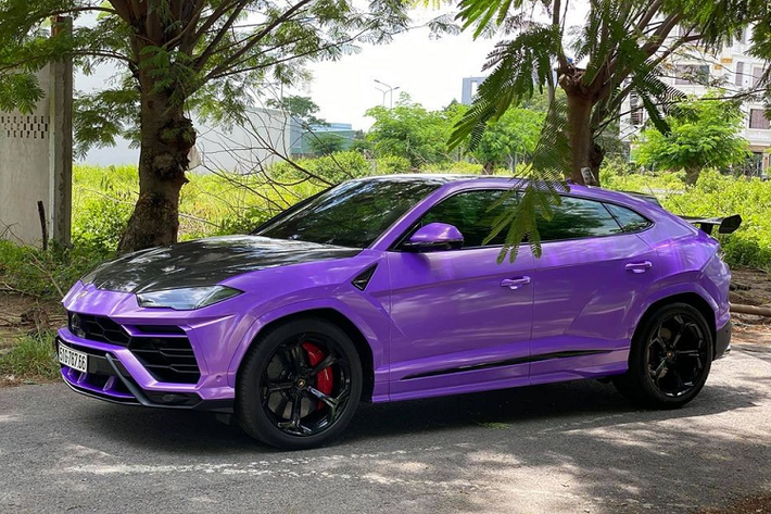 Nguyên bản chiếc siêu SUV Lamborghini Urus chính hãng này có màu trắng Bianco Monocerus và đã trải qua rất nhiều bộ áo khác nhau như crôm đen, trắng-đỏ-xanh, trắng sữa, trắng-đen và trước khi nên duyên cùng đề-can màu tím mộng mơ. Hiện đây là bộ áo màu tím thứ 2 trên chiếc Lamborghini Urus này.