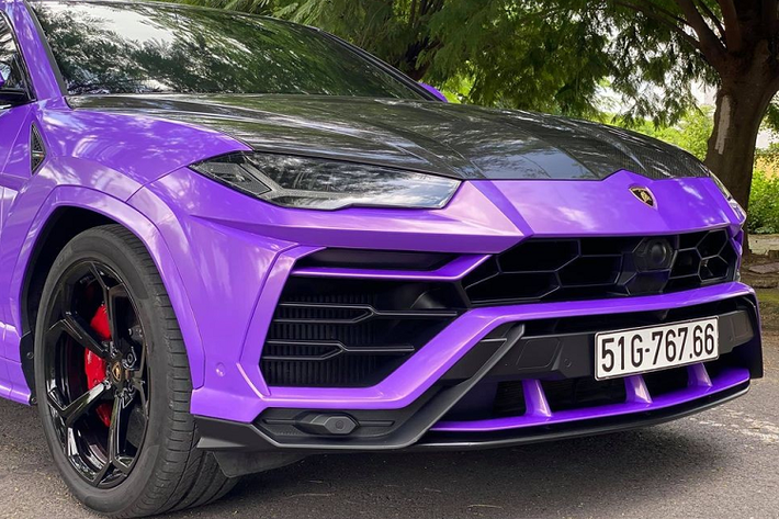 Tương tự như nhiều lần thay áo trước đó, bộ áo tím mộng mơ trên chiếc siêu SUV Lamborghini Urus của người yêu xe Bạc Liêu được dán bằng đề-can kết hợp các chi tiết độ bằng carbon trong gói độ Lamborghini Urus Venatus đã được hãng Mansory vén màn tại triển lãm Geneva vào tháng 3 đầu năm 2019.