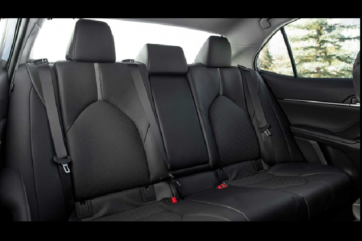 Với mức chênh 1.400 USD so với bản FWD, AWD có sự khác biệt đáng kể về hiệu suất. Toyota chỉ trang bị động cơ 2.5L 4 xi-lanh cho bản AWD, đạt công suất 205 mã lực, mô-men xoắn 251 Nm.