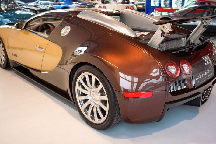 Sức mạnh 1.001 mã lực của Bugatti Veyron Le Mans Edition 16.4 được tạo ra bởi động cơ W16 dung tích khủng 8.0 lít, kết hợp cùng bốn bộ tăng áp. Sức mạnh này, kết hợp với hộp số 7 cấp ly hợp kép, truyền sc mạnh đến cả bốn bánh xe, giúp Bugatti Veyron tăng tốc lên 100 km/h chỉ trong 2,5 giây và đạt vận tốc tối đa 407 km/h (431 km/h với Veyron Super Sport).