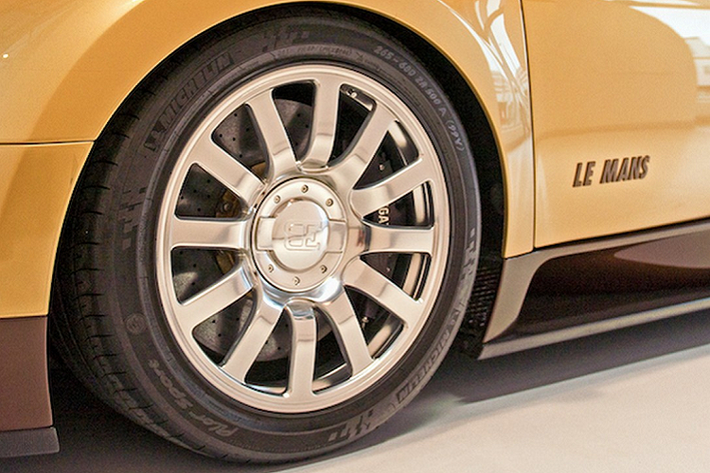 Hai bên cửa được đính logo chữ “Le Mans” nổi màu đen biểu trưng cho tên gọi của phiên bản này. Đồng thời, đây cũng chính là chiếc Bugatti Veyron duy nhất trên thế giới được phối màu ngoại thất hai tông màu với màu nâu và vàng gold đầy lạ mắt.