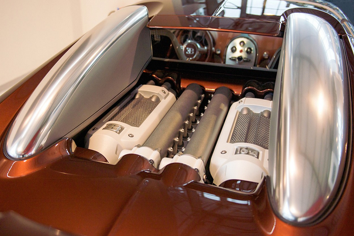 Đây chính là một chiếc Bugatti Veyron được phối với màu sắc cực kỳ sang trọng. Khác với một số màu sắc phổ biến như xanh đen, đỏ đen, trắng xanh,…thường được lựa chọn phối rất nhiều trên những chiếc Bugatti, Veyron Le Mans khoác lên mình lớp áo hai tông màu với màu nâu Havana Brown Opalescent chủ đạo, kết hợp với đó là hai mảng màu cửa được sơn màu vàng gold.
