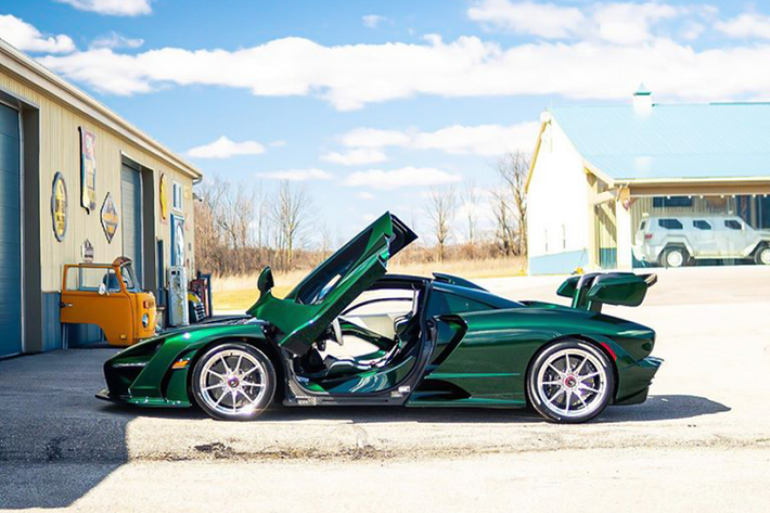 Ở thời điểm được ra mắt, McLaren P1 có giá bán tiêu chuẩn là 1,35 triệu Đô-la, mức giá của Senna thấp hơn khi chỉ ở mức 837 ngàn Đô-la. Tuy vậy, vì chỉ được sản xuất với số lượng giới hạn, cả hai mẫu hypercar nhà McLaren có giá bán lại thuộc hàng cao nhất thế giới ở thời điểm hiện tại khi lên đến hàng triệu Đô-la.