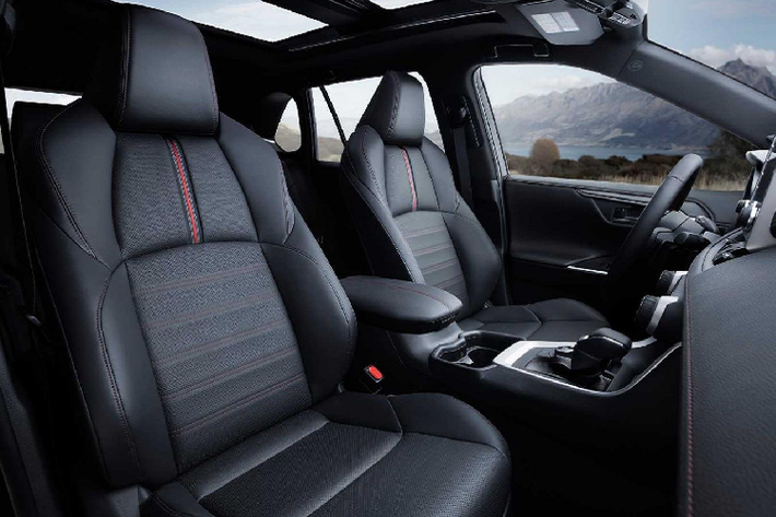Biến thể cơ sở SE của Toyota RAV4 2021 Prime có giá "thân thiện" nhất nhưng trang bị không hề sơ sài. Xe trang bị tiêu chuẩn với ghế trước có sưởi, ghế lái chỉnh điện, màn hình cảm ứng 8 inch, giám sát điểm mù, cảnh báo xe cắt ngang và cửa sau tự động. Gói Weather & Moonroof với giá 1.665 USD (39 triệu đồng) bổ sung tính năng sưởi cho vô lăng và ghế sau, cửa sổ trời lớn,....