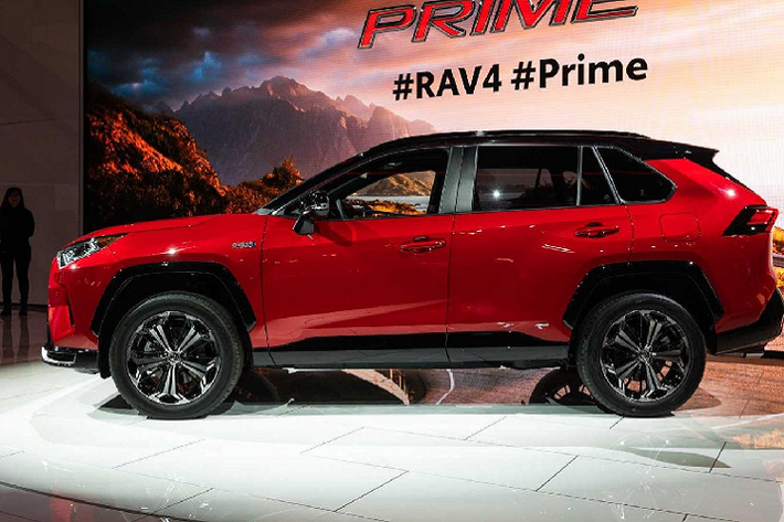 Trước đây, vào tháng 11 năm ngoái tại triển lãm ôtô Los Angeles, Toyota tiết lộ thêm phiên bản plug-in hybrid của RAV4 có tên là RAV4 Prime. Điều bất ngờ là xe mạnh tới 302 mã lực và có thể tăng tốc từ 0-96km/h trong 5,8 giây.