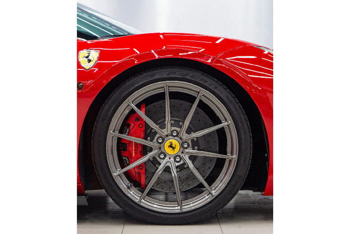 Không chỉ thay đổi ngoại hình, siêu xe Ferrari 488 hàng độc này còn được làm lại nội thất. Toàn bộ ghế và các chi tiết bọc da bóng màu đỏ được thay bằng da lộn Alcantara.