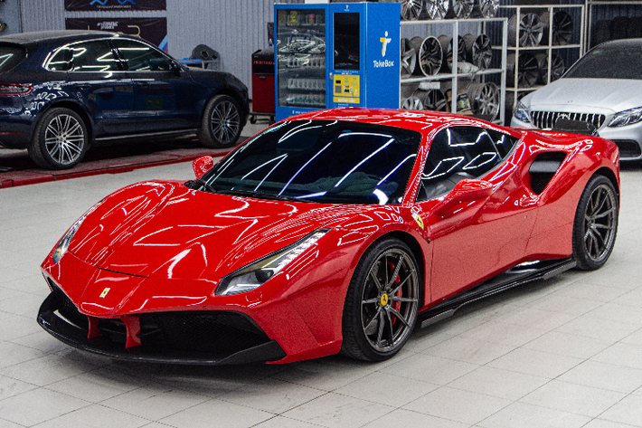 Đây là siêu xe Ferrari 488 GTB duy nhất tại Việt Nam được độ body kit SVR. Xe được sơn lại ngoại thất màu đỏ truyền thống của thương hiệu "ngựa chồm", thay cho màu xám xi-măng trước đây.