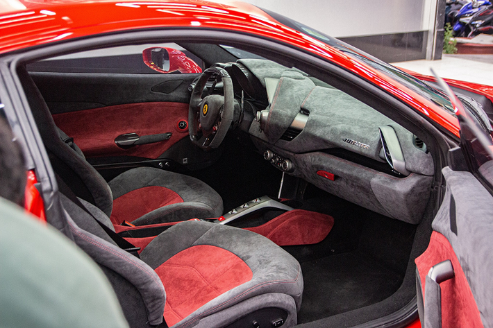 "Trái tim" của Ferrari 488 GTB là khối động cơ V8, dung tích 3.9L, tăng áp kép, công suất 670 mã lực và mô-men xoắn cực đại 760 Nm, đi cùng hộp số bán tự động ly hợp kép 7 cấp và hệ dẫn động cầu sau.