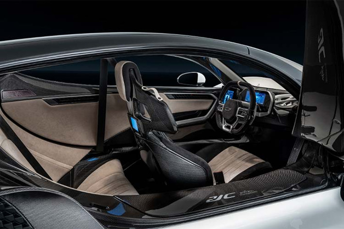 Và trong khi phiên bản đường phố tạo ra 250 kg lực nén tại tốc độ 250 km/h, biến thể đường đua tạo ra một con số lực nén khổng lồ với 790 kg ở cùng mức tốc độ.