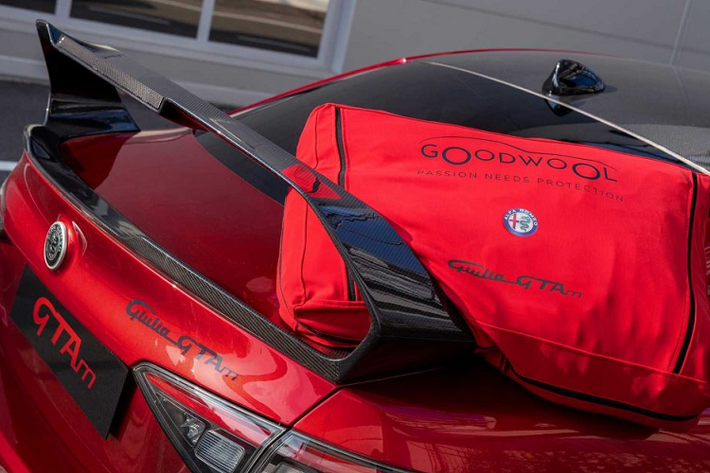 Bên trong, Alfa Romeo trang bị cho khoang nội thất của GTA bằng chất liệu da Alcantara với các chi tiết bao gồm bảng điều khiển, tấm cửa, cột trụ và phần trung tâm của ghế ngồi.