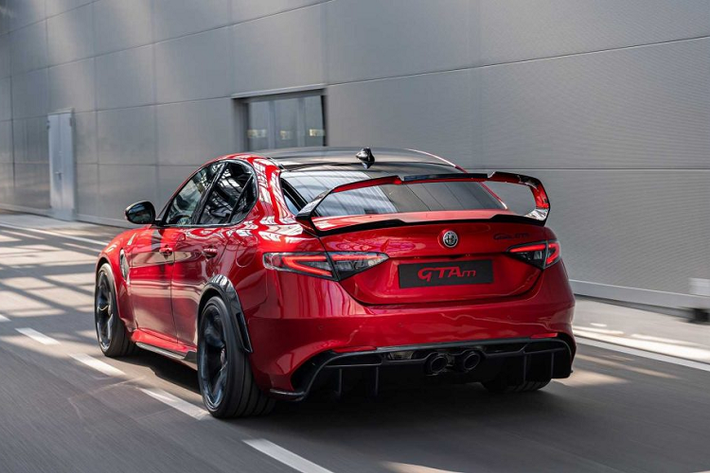 SUV thể thao Alfa Romeo GTAm đưa chiếc xe lên một tầm cao mới bằng cách sử dụng ghế bằng sợi carbon và lót khoảng trống ở phía sau bằng Alcantara. Nó cũng có cửa sổ Lexan thay thế mặt kính bên và phía sau.