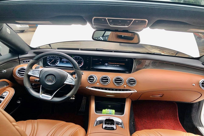 Vẻ đẹp của chiếc Mercedes-AMG S63 Coupe 4Matic duy nhất ở Việt Nam đang được chủ xe rao bán hơn 6 tỷ đồng. Nhiều người bảo rằng với mức giá hơn 6 tỷ đồng này, các khách hàng sẽ có nhiều sự lựa chọn cho các mẫu xe mới đang "hot" trên thị trường chẳng hạn như Mercedes-Benz S400 4Matic Coupe hay BMW 750Li, nhưng đẳng cấp của 2 mẫu xe này nằm dưới phân khúc của AMG S63 Coupe 4Matic là khá xa.