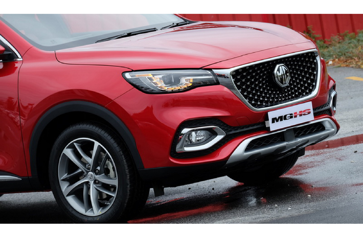 Sức mạnh được truyền xuống cầu trước (FWD; không có AWD) thông qua hộp số tự động ly hợp kép 7 cấp TST - Twin Clutch Sportronic Transmission. Ở một số thị trường khác, MG HS còn có phiên bản máy 2.0L tăng áp (20L4E) cho công suất 214 mã lực sử dụng kết hợp với hệ dẫn động 4 bánh (AWD).