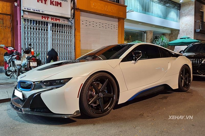 Chủ nhân của chiếc siêu xe BMW i8 này đã nâng cấp "xế yêu" với bodykit carbon có tên Darwin PRO BZK Carbon Fiber Aero, có tổng giá trị khoảng 10.000 USD (tương đương khoảng 231 triệu đồng). 