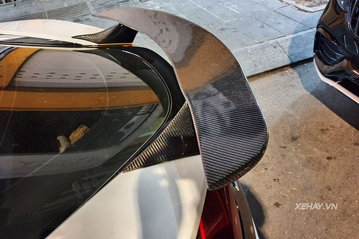 Được biết, trước đó chiếc BMW i8 tại Sài Gòn này nguyên bản có thân xe màu cam rực rỡ nhờ việc dán decal, nhưng bây giờ chủ xe đã gỡ bỏ lớp áo cam để siêu xe trở về màu trắng như ban đầu.