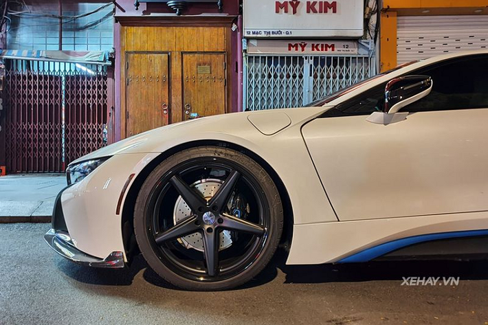 BMW i8 hiện tại ở Việt Nam khá "rẻ" với giá xe cũ khoảng 3 - 4 tỷ đồng, xe mới có giá khoảng 7,5 tỷ VNĐ. Xe sử dụng động cơ hybrid kết hợp giữa động cơ xăng 1.5L cho công suất 231 mã lực / mô-men xoắn cực đại 320Nm và động cơ điện mạnh 131 mã lực / 250Nm, cho tổng công suất 362 mã lực và mô-men xoắn cực đại 570Nm. BMW i8 có thể chạy nước rút từ 0-100 km/h trong 4,4 giây.