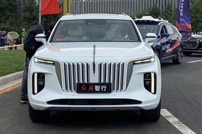 Trong khi đó, bản cao cấp hơn sẽ có mô tơ phía trước là dạng sản sinh 218 mã lực, còn mô tơ phía sau sẽ sản sinh 333 mã lực. Xe có trang bị một cụm pin lớn với dung lượng 92,4 kWh, mang tới cự li di chuyển kỳ vọng trên 500 km. Trước mắt, nhà sản xuất vẫn chưa công bố giá xe Hồng Kỳ E-HS9 cụ thể, nhưng ta có thể dự đoán là sẽ rất đắt.